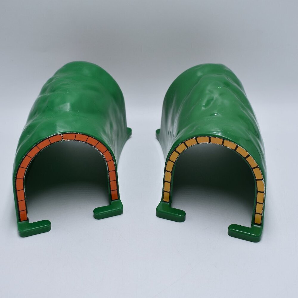 Tomy Thomas and Friends Trackmaster Train x 2 Curved Green Mountain Tunnel 2001 - Picture 2 of 11